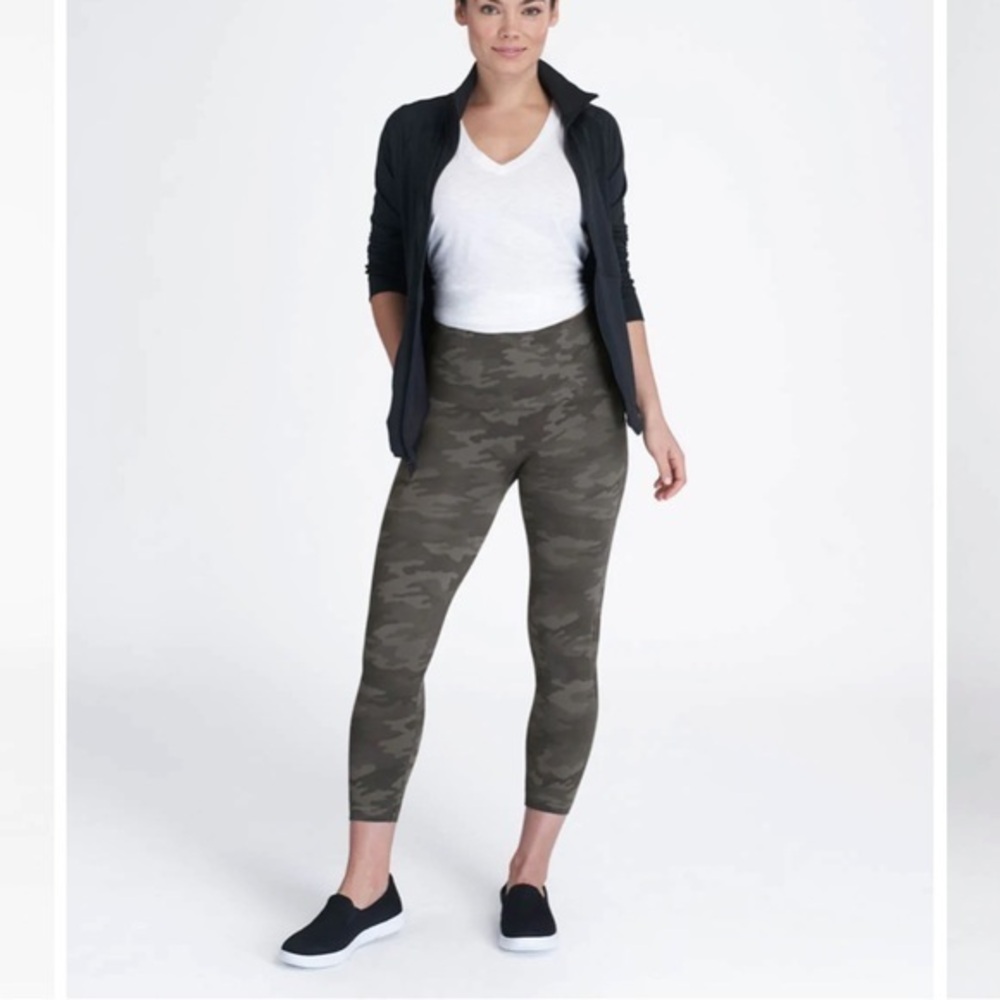 SPANX Look at Me Now Seamless Cropped Leggings Size Medium